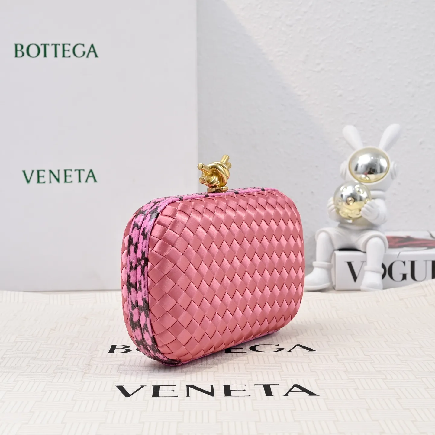 Batch 1460 #BV Knot woven evening bag series ~ 717622 Each bag reveals exquisite elegance💫Iconic classic silk weaving➕snake skin trimming with knot buckle, soft and delicate feel. The design is small and exquisite, low-key without logo, elegant and elegant. Paired with evening dress or cheongsam, it has the atmosphere of a famous and wealthy lady, full of aura and invincible texture💃 Model: 7622 Dimensions: 20x12x5.5